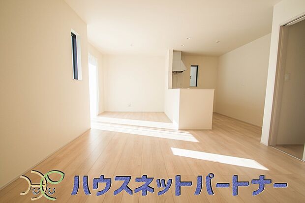 太陽の光が照らす明るいリビングは、開放感があり通風・採光に優れ、心地よい光と風が舞い込んできます。心休まるリビングは何よりも快適な時間を過ごせます。