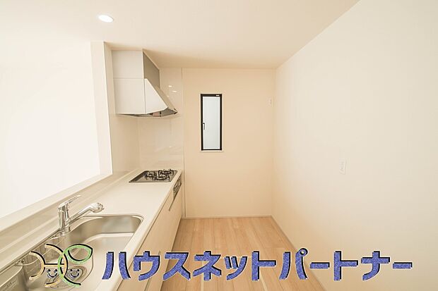 明るい自然光が入る作業スペースを多くとったキッチン採用。夫婦揃ってキッチンに立っても調理がしやすく、家事をしながら会話も弾みます。食器類もすっきりと片付く収納力。