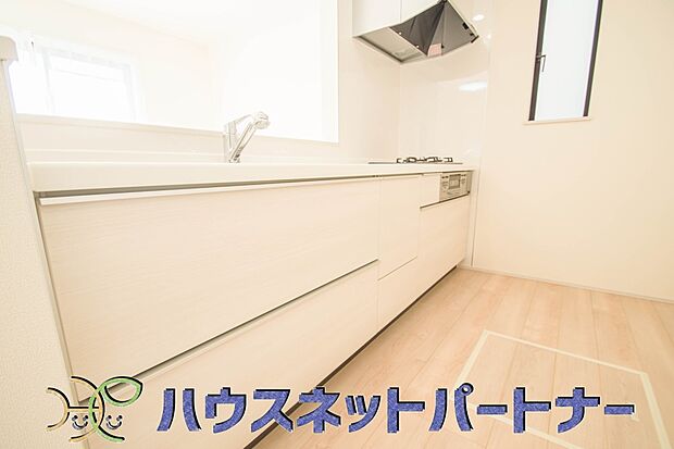 カウンターキッチンは広くて収納力もあるので、快適に料理をすることができます。食器や炊事用具を手の届くところに配置しやすいため調理もスピーディーです。