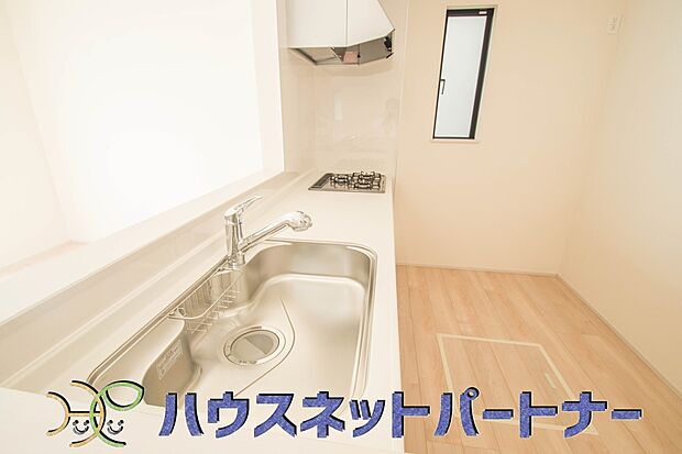 人工大理石のワークトップやシンクは、水を流しただけできれいになったように見えます。白いキッチンは明るく清潔感があり、とっても素敵です。