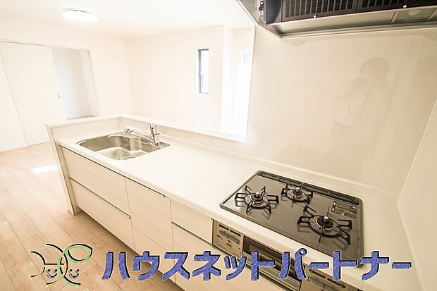 三口コンロで料理の幅を拡げてくれる使いやすいシステムキッチンを採用。洗い場も大きいので野菜や食器を洗ったりする際にも捗り、奥様の強い味方となってくれるはずです。