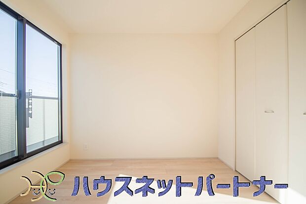 バルコニーに直接出入りできるお部屋です。ちょっと外の空気を吸いたい時や、ベランダでミニガーデニングなども楽しめそうです。
