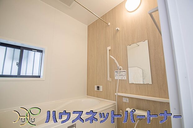 清潔を基調とした浴室は家族と一緒にお風呂に入れる広さです。楽しく癒しの一時を・・。