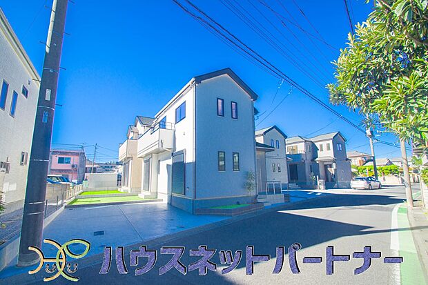 前面道路は6mあり広いので駐車も楽ちん。