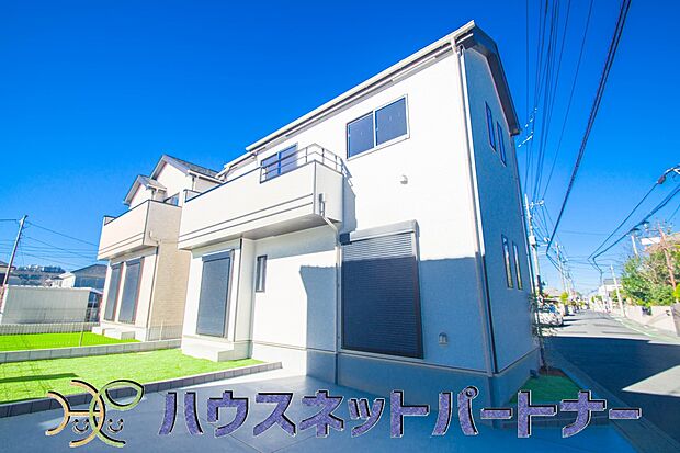 街に溶け合う美しい景観と、採光や風通しを考えて設計された間取り。近隣の視線を考え調整した窓位置など、外観だけでなく、住まうご家族の心地よさを最優先しました。