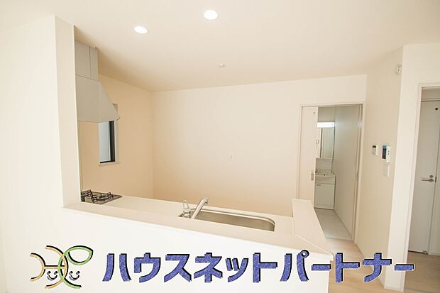 明るく開放的なオープンキッチン。家族とのコミュニケーションが取りやすく、みんなの笑顔が溢れます。