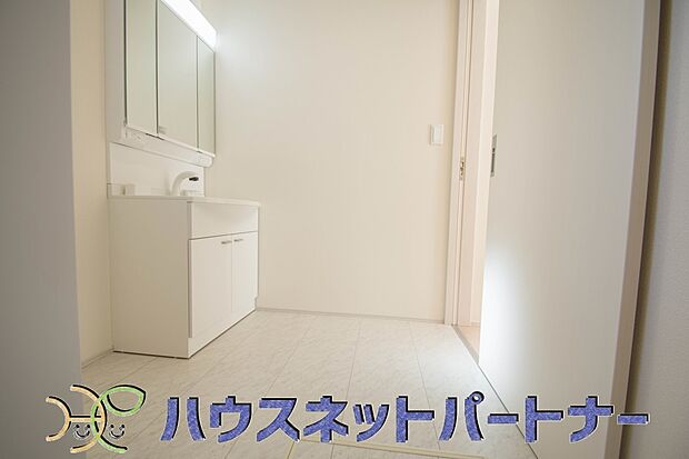 毎日使う洗濯機。しっかりと奥行きのある置き場が確保されています。