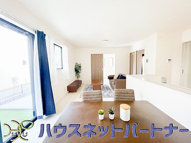 通風・採光に優れ、心地よい光と風が溢れています。 贅沢で豊かな居住性と、プライドを満たすクオリティが見事に調和した住空間。新築ならではの快適なひとときをご体感頂ける筈です。