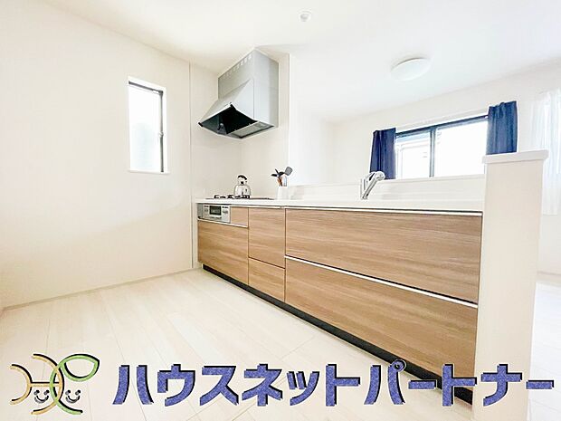 明るく開放的なオープンキッチン。家族とのコミュニケーションが取りやすく、みんなの笑顔が溢れます。