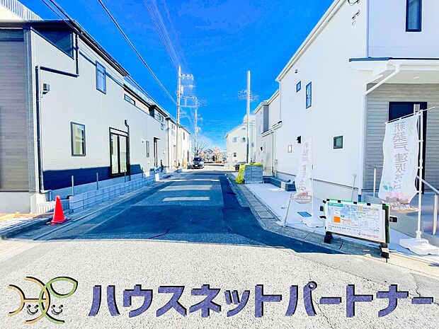 角地でお車を駐車するのも楽々。広い道路なのでお子様の通学も安心ですね。