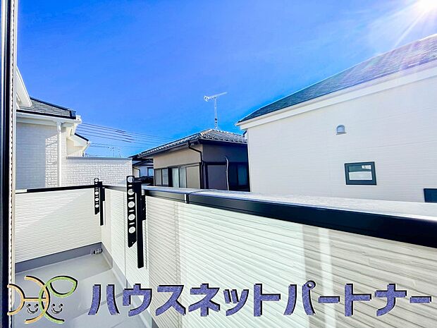 南向きバルコニーから明るい陽射しと爽やかな風がお部屋へと流れ込む、心地よい空間です。2部屋続きなのでお布団も沢山干せますね。