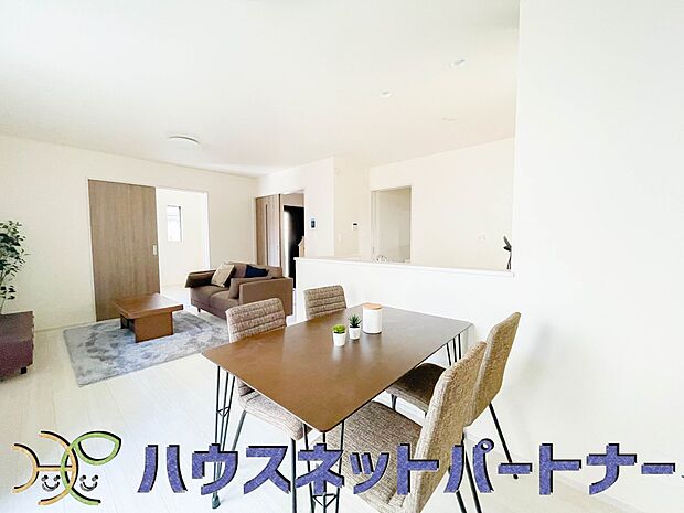 寛ぐ方とお料理をされる方の一体感を重視した設計のキッチン。会話の弾むキッチンは自然とご家族の中心に。