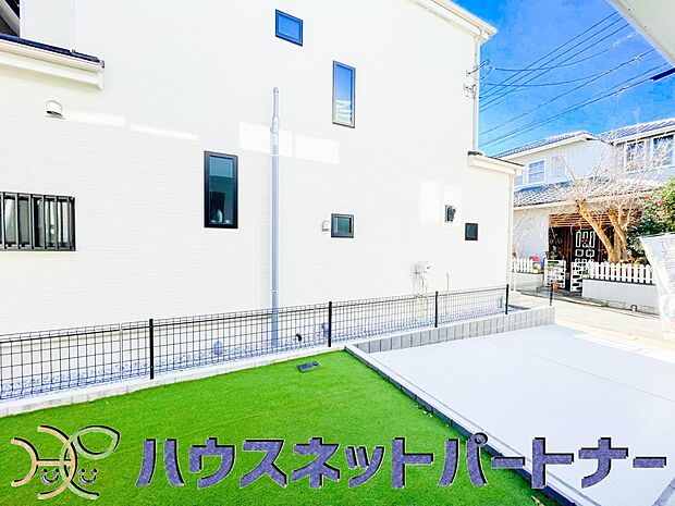 お庭があるって嬉しいですよね。花や野菜を育てたりお子様のブランコを置いたり。家族が楽しむスペースです。