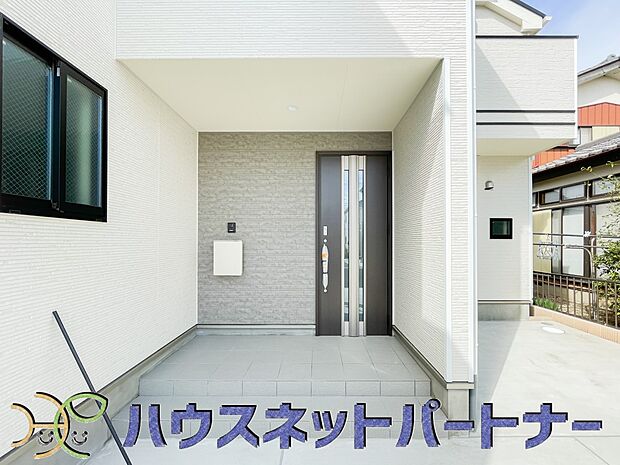 玄関前に季節のお花を置いて可愛く演出してみてはいかがですか。楽しいお家造りが待っています。