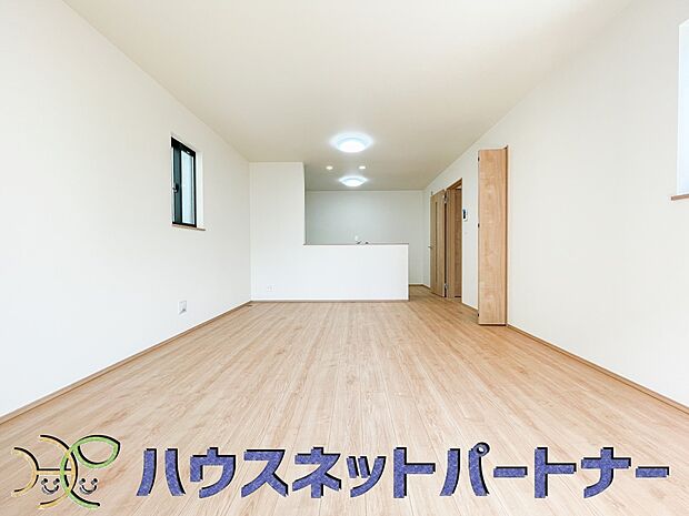 17帖のLDKは広々。光彩豊かでリラックスした空気がお部屋全体に広がります。