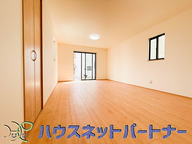 整然とした空間演出、快適な理想の暮らしの実現は家のみの拘りではなく、そこで暮らす方々にとって素敵な環境であることも挙げられると思います。四季折々の変化が奏でる鼓動を楽しんで下さい。