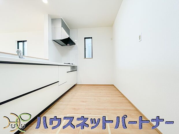 明るい自然光が入る作業スペースを多くとった壁付けキッチン採用。夫婦揃ってキッチンに立っても調理がしやすく、家事をしながら会話も弾みます。食器類もすっきりと片付く収納力。