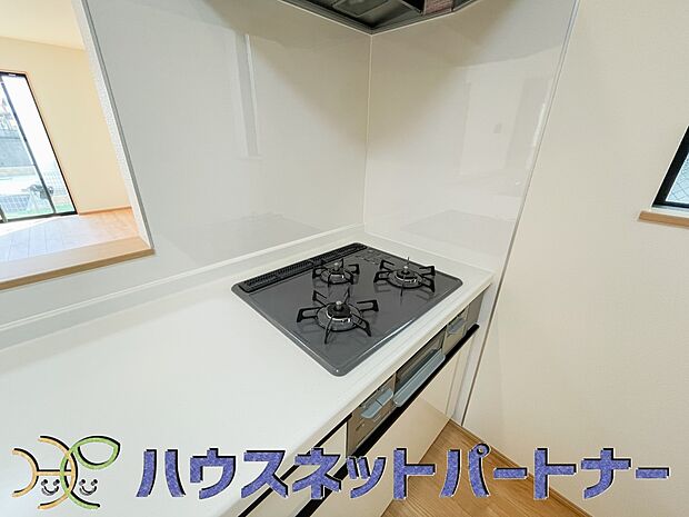 三口コンロで料理の幅を拡げてくれる使いやすいシステムキッチンを採用。洗い場も大きいので野菜や食器を洗ったりする際にも捗り、奥様の強い味方となってくれるはずです。