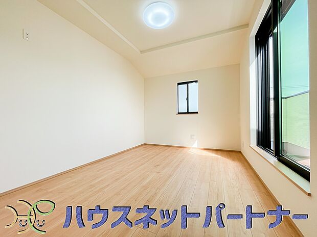 バルコニーに直接出入りできるお部屋です。ちょっと外の空気を吸いたい時や、ベランダでミニガーデニングなども楽しめそうです。