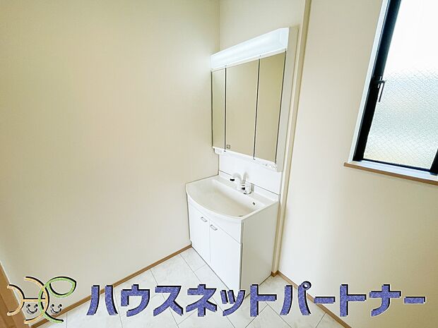 十分な大きさの洗面台は、身だしなみチェックや歯磨きなど、朝の慌ただしい時間でもホテルライクなスペースで余裕とゆとりを感じて頂けます。