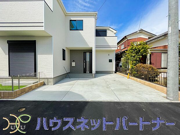 広々した駐車スペースは並列2台分。駐車が苦手な方もラクチンです。