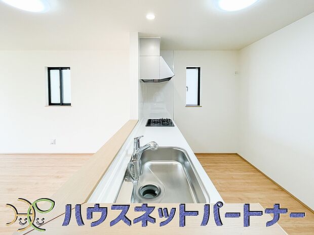 お料理できたらカウンターから手渡しができます。家族で会話をしながらお料理を楽しく。