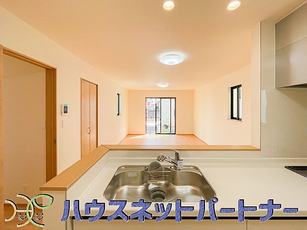 人工大理石のワークトップやシンクは、水を流しただけできれいになったように見えます。白いキッチンは明るく清潔感があり、とっても素敵です。