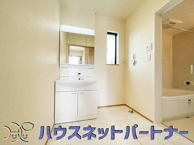 家の中でも特にプライベートスペースとなる洗面所は、洗濯場所と浴室を同じ空間でまとめております。小窓を設置しておりますので、熱気などが籠りやすい空間でちょっとした空気の入れ替えを。