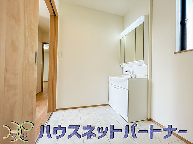 毎日使う洗濯機。しっかりと奥行きのある置き場が確保されています。