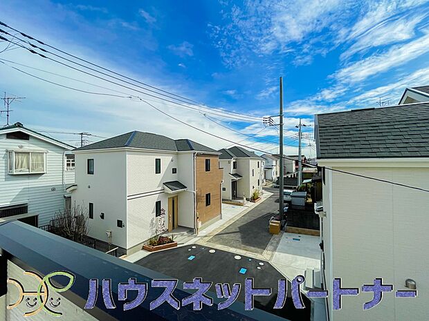 2階にあるバルコニーは太陽の光が燦々と降り注ぎ、毎日のお洗濯も快適に。太陽は心を元気にしてくれますよね。