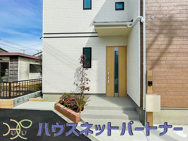 上質感漂う玄関へのアプローチ。居住者の帰り、訪れる方を優しく迎える・安らぎに満ちた生活空間を予感させる。健やかな暮らしを楽しめそう。