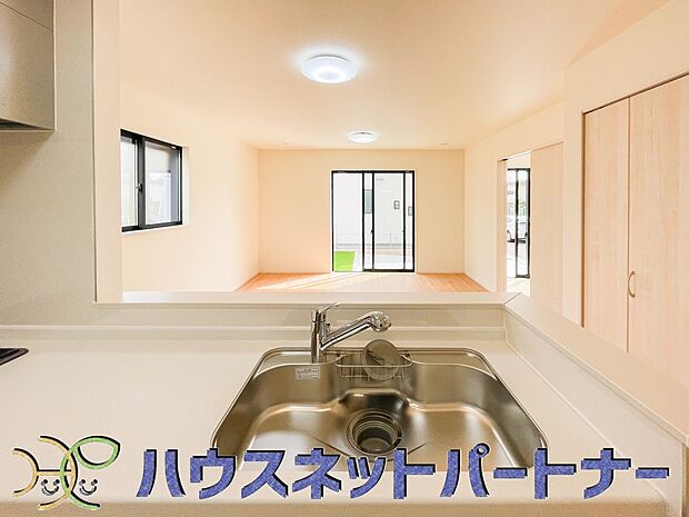 家族の様子を見ながらキッチンでお料理。一日の出来事を会話しながらの家事は嬉しいコミュニケーション。