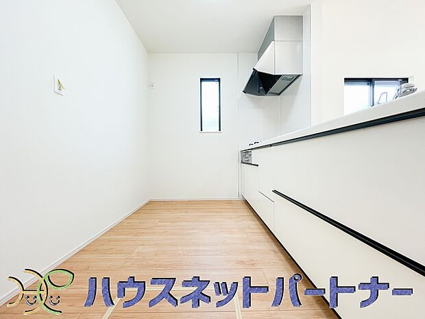 明るい自然光が入る作業スペースを多くとったキッチン採用。夫婦揃ってキッチンに立っても調理がしやすく、家事をしながら会話も弾みます。食器類もすっきりと片付く収納力。