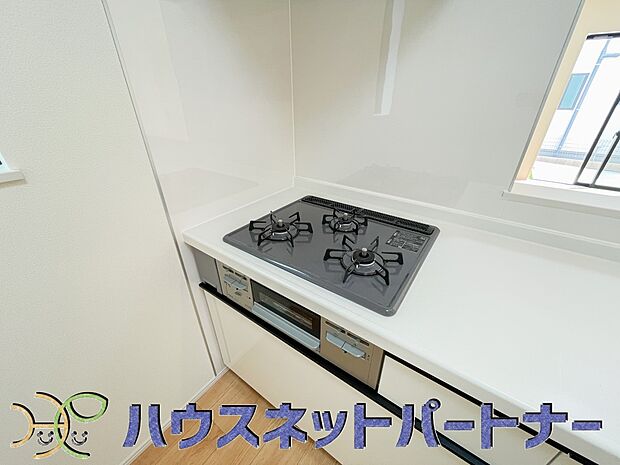 三口コンロで料理の幅を拡げてくれる使いやすいシステムキッチンを採用。洗い場も大きいので野菜や食器を洗ったりする際にも捗り、奥様の強い味方となってくれるはずです。
