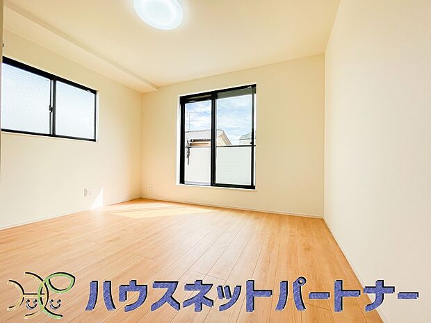柔らかな光り差し込む家族に優しい洋室は子供部屋にぴったり。