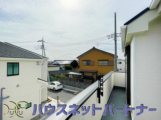 青い空が近くに感じるバルコニーは、爽やかな風をお部屋へ運んでくれます。