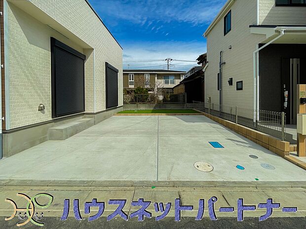 カースペース。並列2台可道路に面したカースペースが2台分あるので、縦列2台のカースペースの様に面倒な車の入替えは必要ありません。ストレスフリーなカーライフを満喫できます。