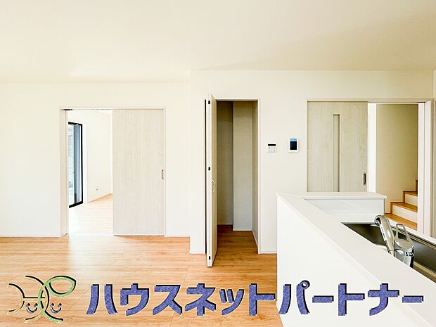 明るく開放的なダイニング。家族とのコミュニケーションが取りやすく、みんなの笑顔が溢れます