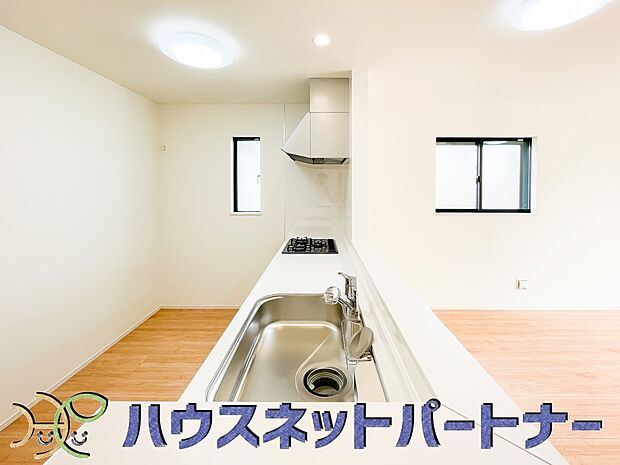 人工大理石のワークトップやシンクは、水を流しただけできれいになったように見えます。白いキッチンは明るく清潔感があり、とっても素敵です。