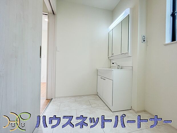 毎日使う洗濯機。しっかりと奥行きのある置き場が確保されています。