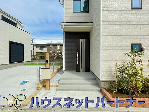 玄関の扉を開けるとそこは家族の待つお家。笑い声が聞こえてきそう。