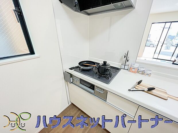 三口コンロで料理の幅を拡げてくれる使いやすいシステムキッチンを採用。洗い場も大きいので野菜や食器を洗ったりする際にも捗り、奥様の強い味方となってくれるはずです。