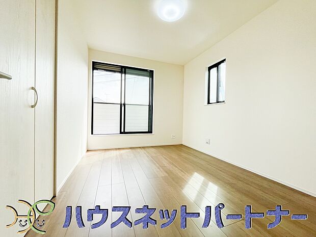 バルコニーに直接出入りできるお部屋です。ちょっと外の空気を吸いたい時や、ベランダでミニガーデニングなども楽しめそうです。