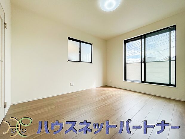 柔らかな光り差し込む家族に優しい洋室は子供部屋にぴったり。