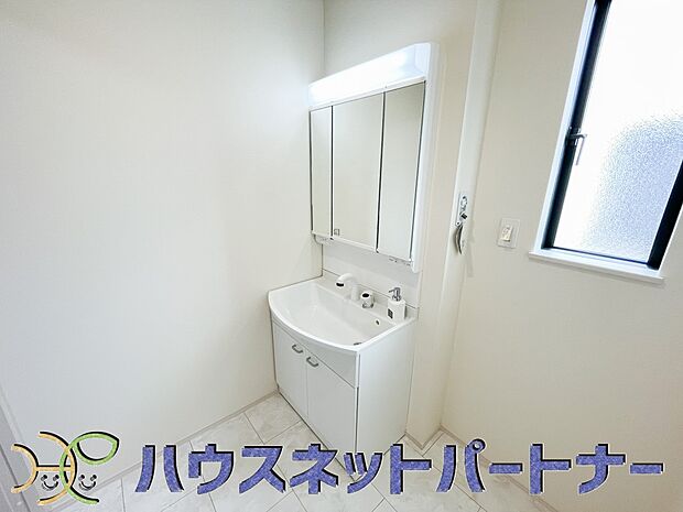 三面鏡洗面化粧台。ミラーを手前に引けば、楽な姿勢で髭剃りやメイクができます。合わせ鏡にすればヘアスタイルのチェックもラクラク。洗面化粧台のミラー裏にはたっぷり入る収納スペースを設けています。