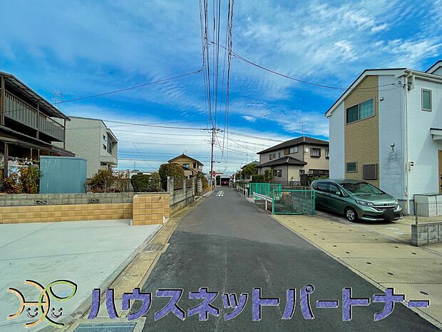 前面道路でお車を駐車するのも楽々。