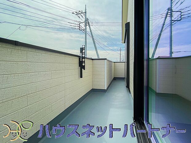 南向きバルコニーから明るい陽射しと爽やかな風がお部屋へと流れ込む、心地よい空間です。2部屋続きなのでお布団も沢山干せますね。