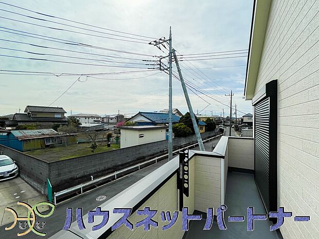 青い空が近くに感じるバルコニーは、爽やかな風をお部屋へ運んでくれます。