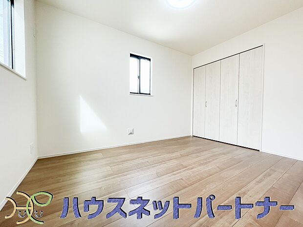 太陽の光がお部屋を照らしてくれます。こんな朝を迎えると今日一日を頑張ろうと思えてきますよね。