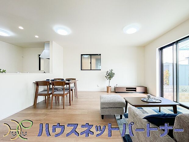 通風・採光に優れ、心地よい光と風が溢れています。 贅沢で豊かな居住性と、プライドを満たすクオリティが見事に調和した住空間。新築ならではの快適なひとときをご体感頂ける筈です。